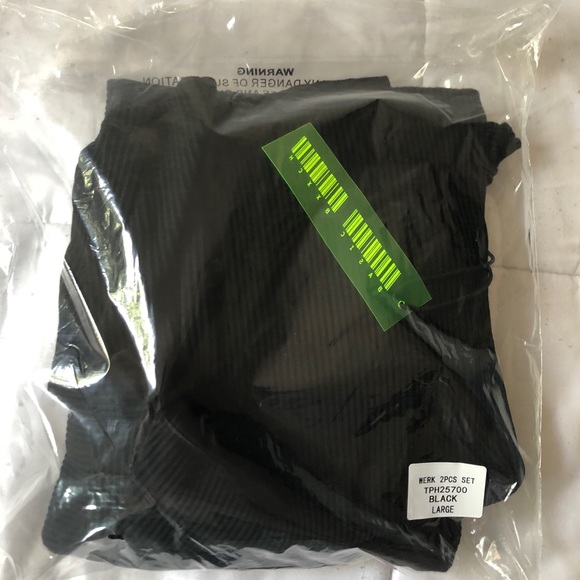 Tiger Cherry long sleeve crop top w/ biker shorts - Picture 5 of 6